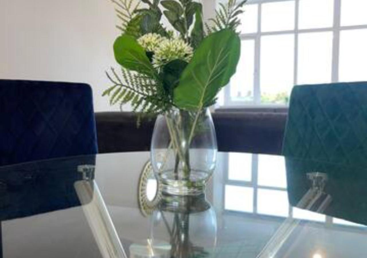 2 Bedroom Apartment - Flitwick - Contractor Friendly - Tourist Ready - Full Kitchen - Wifi - Smart Tv - Sofa Bed - Free Parking - Ideal For Short Or Long Stays Esterno foto